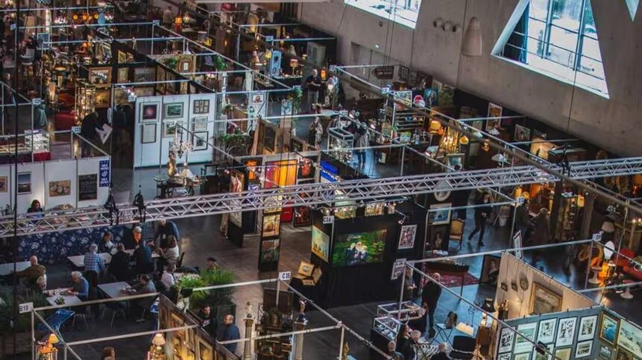 Allées et stands du Salon Antiquités Brocante Design au Parc des Expositions de Quimper